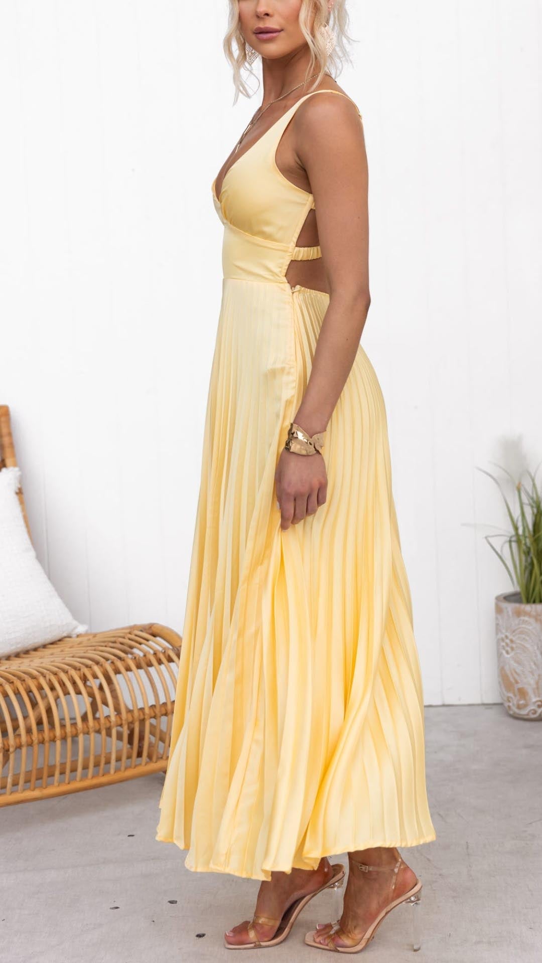 Aby™ | Yellow Pleated Maxi Dress with V-Neckline
